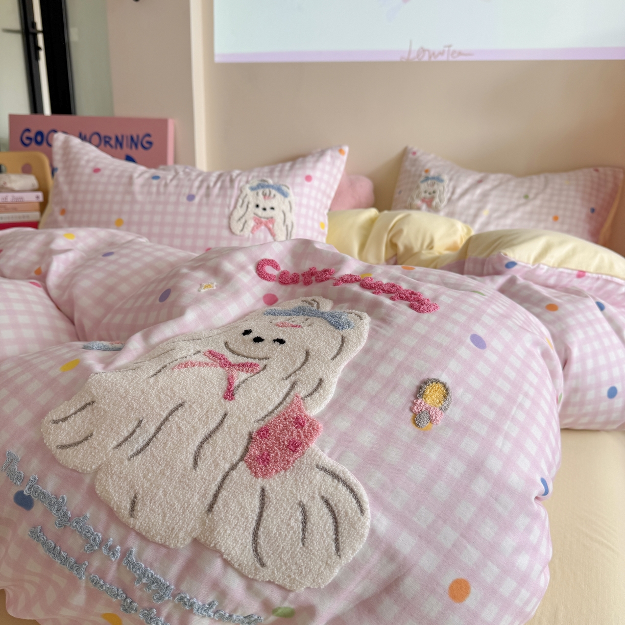 91家纺网 家纺一手货源 找家纺 柚子 2025春夏新款全棉纯棉双层纱毛巾绣四件套 美蒂狗