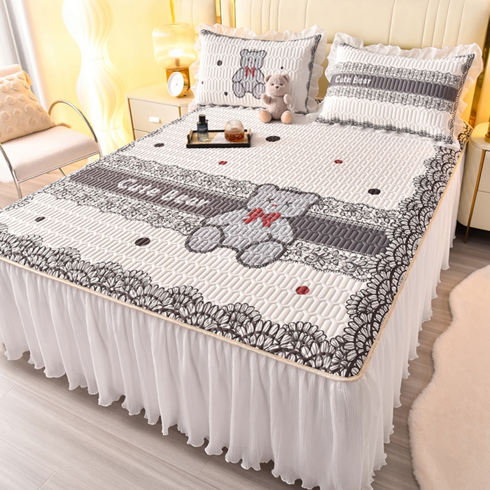 91家纺网 家纺一手货源 找家纺 炫拼家纺 2025新款凉感丝印花床裙款乳胶凉席三件套 黛莎