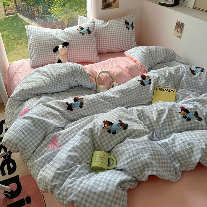 91家纺网 家纺一手货源 找家纺 耀达家居 2025新款A类水洗棉毛巾绣四件套 蓝格腊肠狗