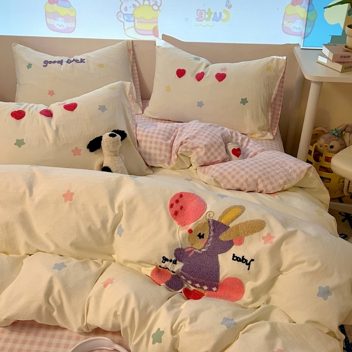 91家纺网 家纺一手货源 找家纺 2025新款专版高克重超萌卡通格子双拼毛巾绣软糯糯水洗棉四件套（场景二） 星星兔