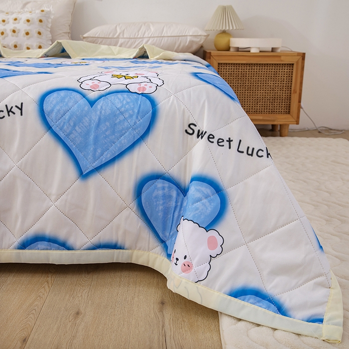 91家纺网 家纺一手货源 找家纺 富艺隆 2025新款超声波亲肤绒夏被夏凉被直播爆款超声波夏被空调被 爱心熊