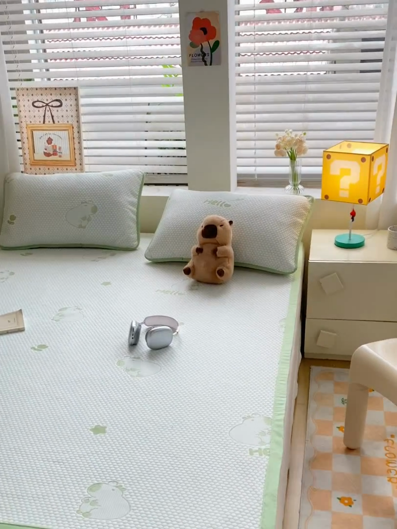 91家纺网 家纺一手货源 找家纺 春寻家纺 2025新款冰豆豆冰丝凉席-卡皮巴拉系列 床单款-卡皮巴拉-绿