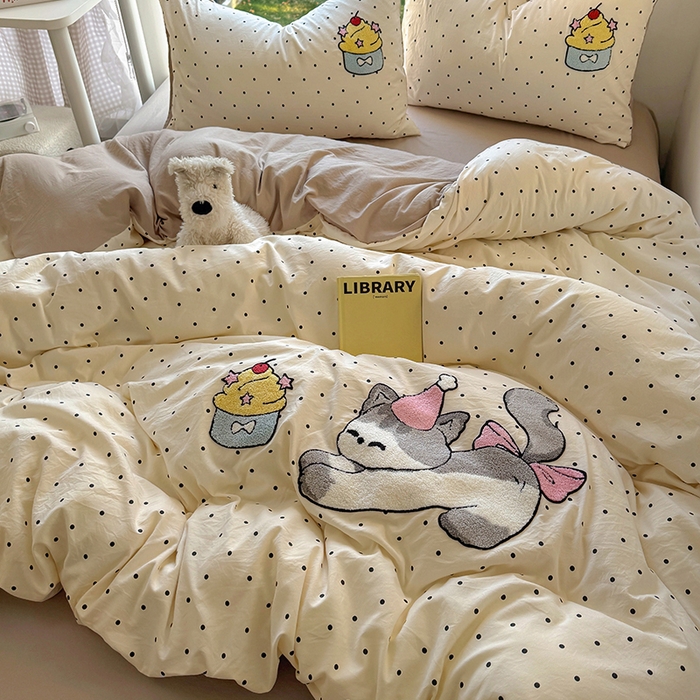 91家纺网 家纺一手货源 找家纺 耀达家居 2025新款A类水洗棉毛巾绣四件套 啵啵奶油猫