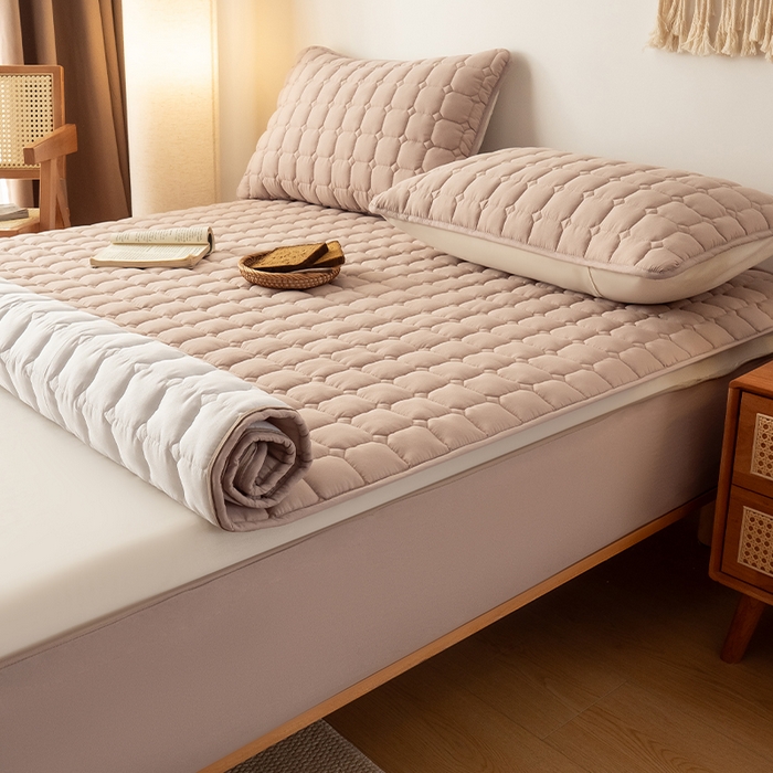 91家纺网 家纺一手货源 找家纺 叠派家纺 2025新款5A抗菌A类夹棉床笠经典款防水款系列 包边款-经典格奶昔驼