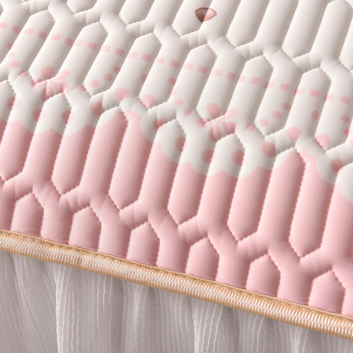 91家纺网 家纺一手货源 找家纺 炫拼家纺 2025新款凉感丝印花床裙款乳胶凉席三件套 爱丽丝小熊