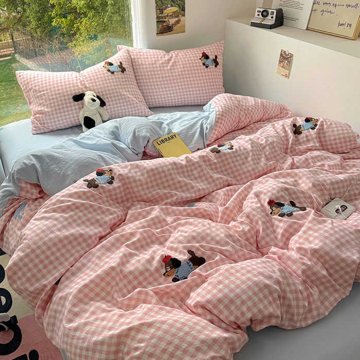 91家纺网 家纺一手货源 找家纺 耀达家居 2025新款A类水洗棉毛巾绣四件套 粉格腊肠狗