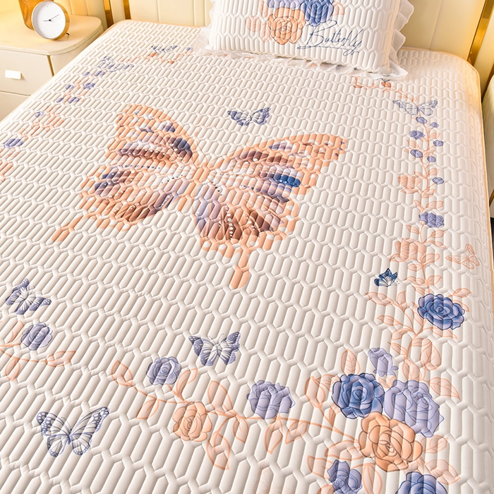 91家纺网 家纺一手货源 找家纺 炫拼家纺 2025新款凉感丝印花床裙款乳胶凉席三件套 蝶恋