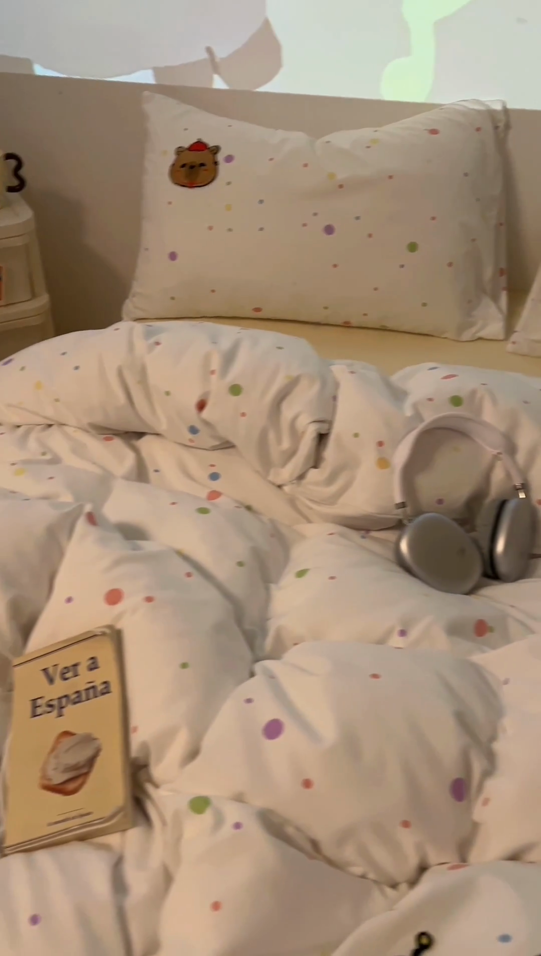 91家纺网 家纺一手货源 找家纺 2025新款专版高克重超萌卡通格子双拼毛巾绣软糯糯水洗棉四件套（场景二） 糖果卡皮巴拉