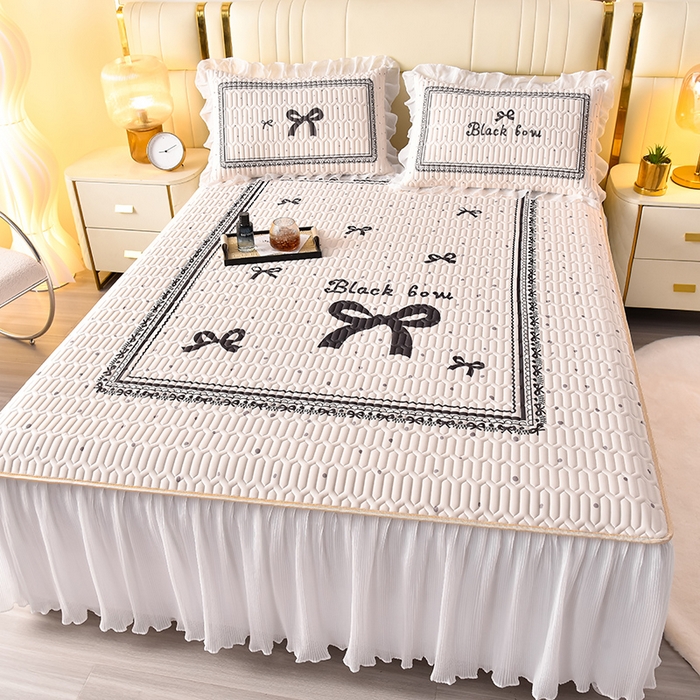 91家纺网 家纺一手货源 找家纺 炫拼家纺 2025新款凉感丝印花床裙款乳胶凉席三件套 可可少女