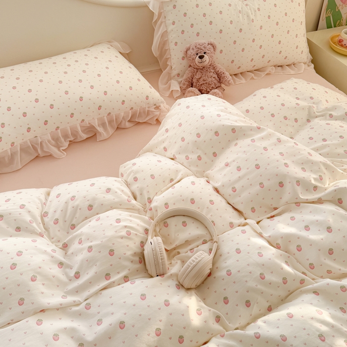 91家纺网 家纺一手货源 找家纺 苏拉家居 2025新款雪纺花边云感提花针织双层纱四件套 吃草莓啦