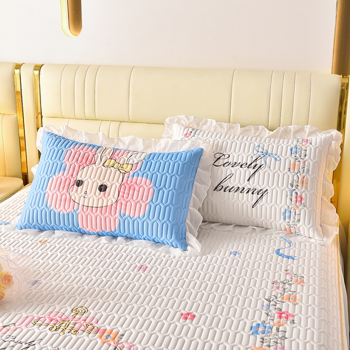 91家纺网 家纺一手货源 找家纺 炫拼家纺 2025新款凉感丝印花床裙款乳胶凉席三件套 彼得花园