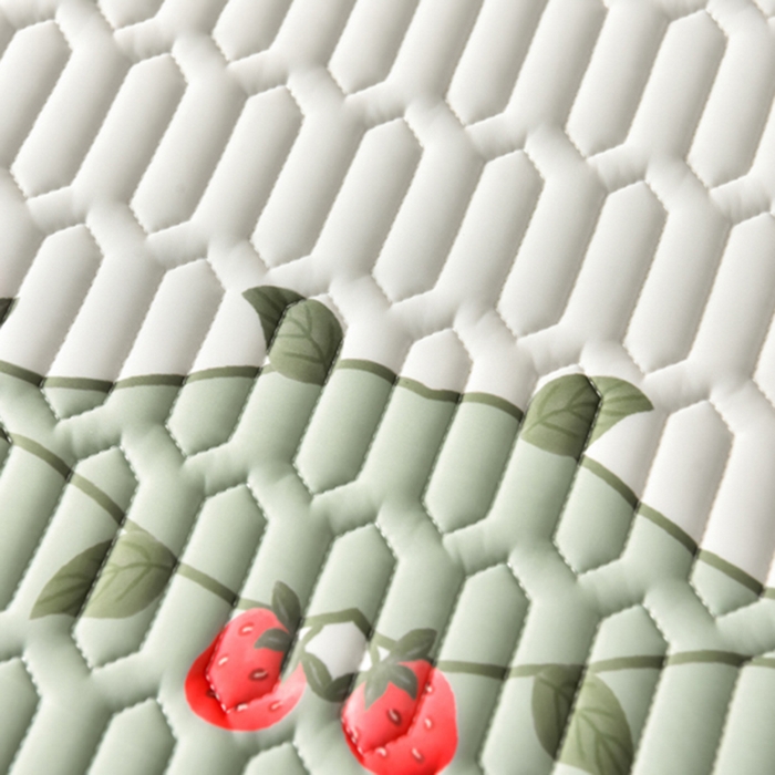 91家纺网 家纺一手货源 找家纺 炫拼家纺 2025新款凉感丝印花床裙款乳胶凉席三件套 草莓园