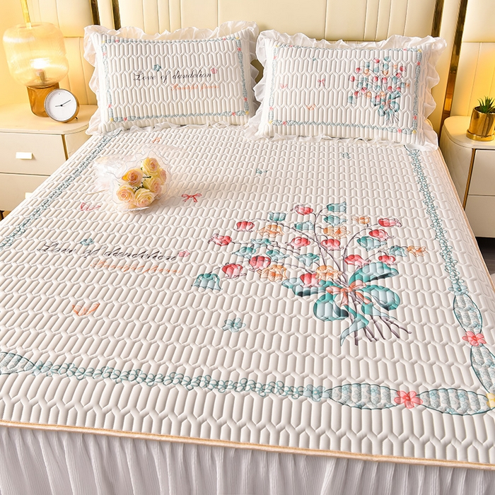 91家纺网 家纺一手货源 找家纺 炫拼家纺 2025新款凉感丝印花床裙款乳胶凉席三件套 蓝铃花