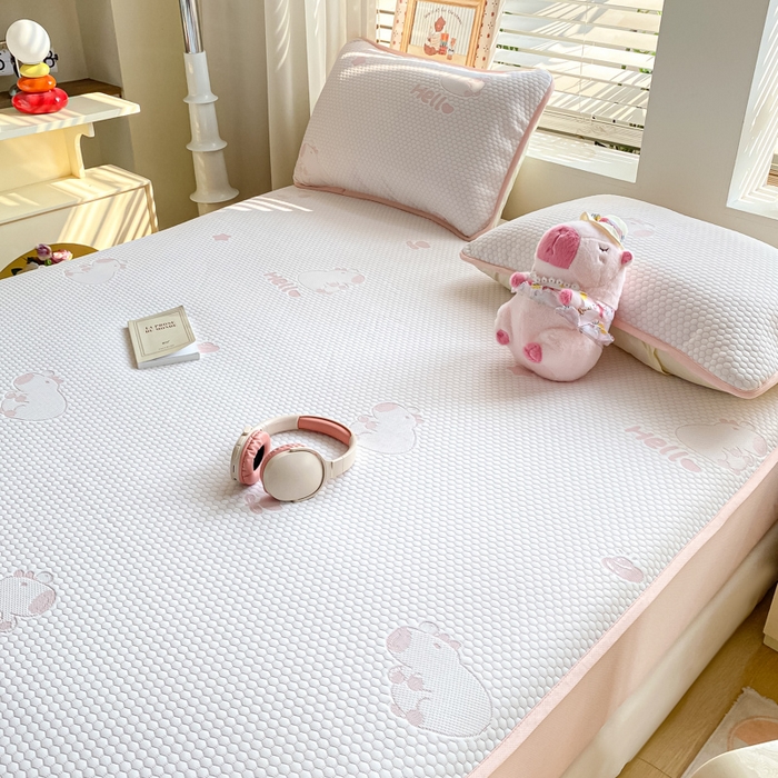 91家纺网 家纺一手货源 找家纺 春寻家纺 2025新款冰豆豆冰丝凉席-卡皮巴拉系列 床笠款-卡皮巴拉-粉