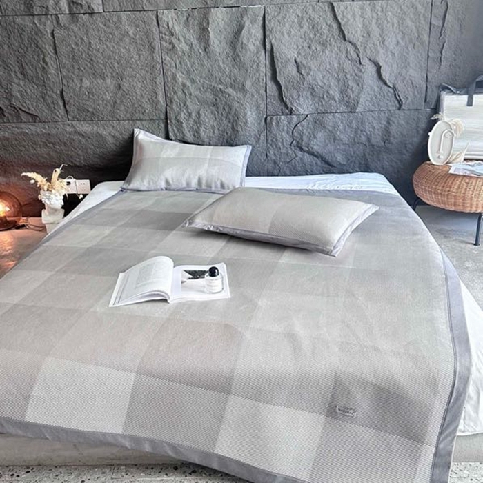 91家纺网 家纺一手货源 找家纺 美丽坊 2025新款轻奢三明治冰藤抗菌凉席三件套 绅士灰