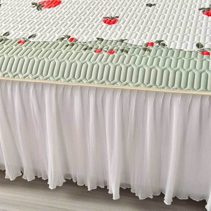 91家纺网 家纺一手货源 找家纺 炫拼家纺 2025新款凉感丝印花床裙款乳胶凉席三件套 草莓园