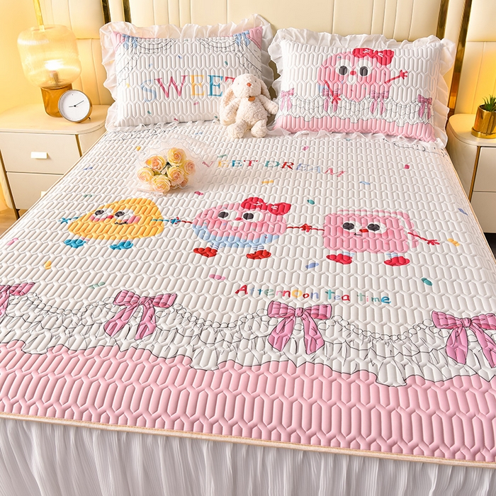 91家纺网 家纺一手货源 找家纺 炫拼家纺 2025新款凉感丝印花床裙款乳胶凉席三件套 甜心派