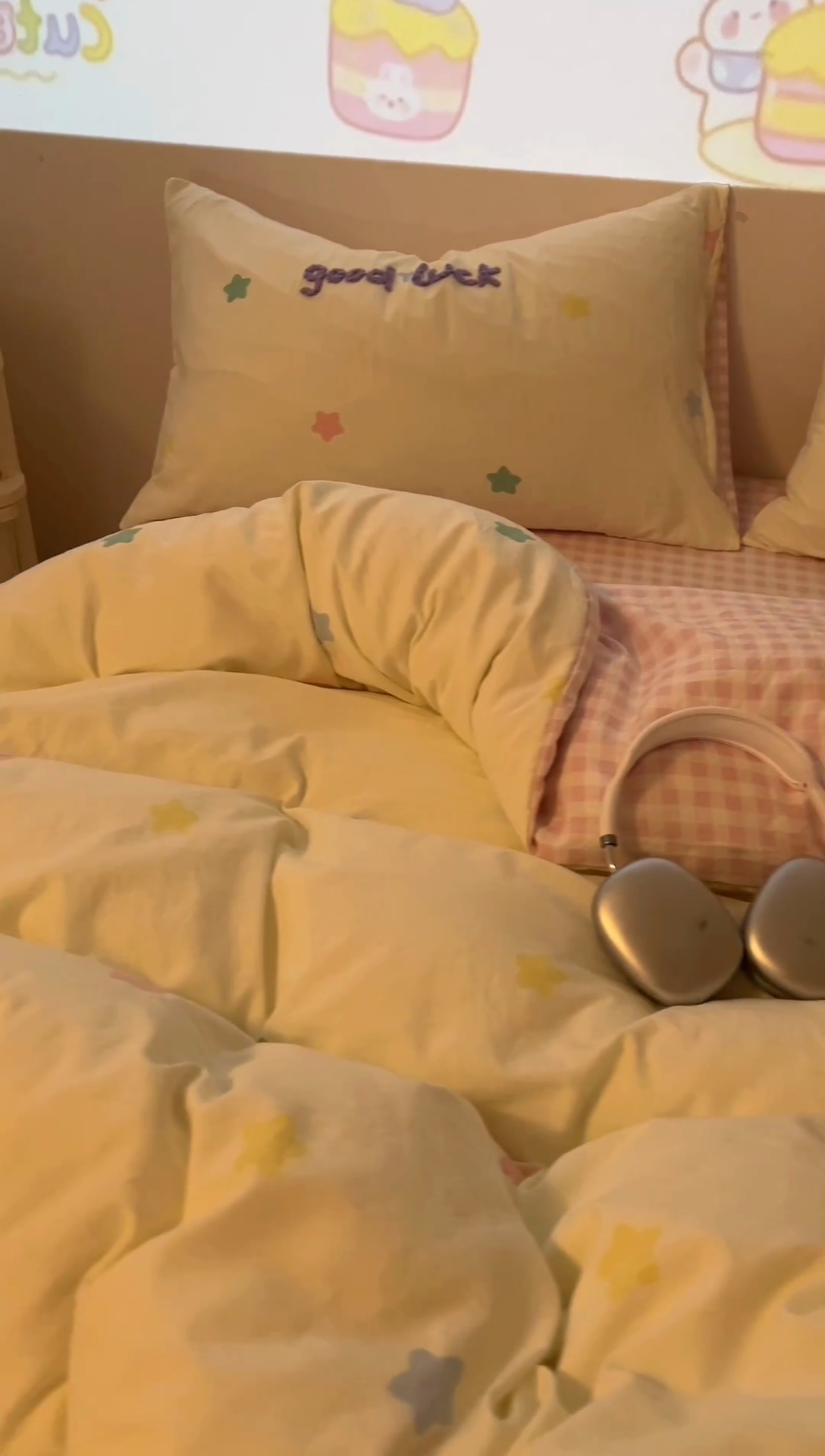 91家纺网 家纺一手货源 找家纺 2025新款专版高克重超萌卡通格子双拼毛巾绣软糯糯水洗棉四件套（场景二） 星星兔