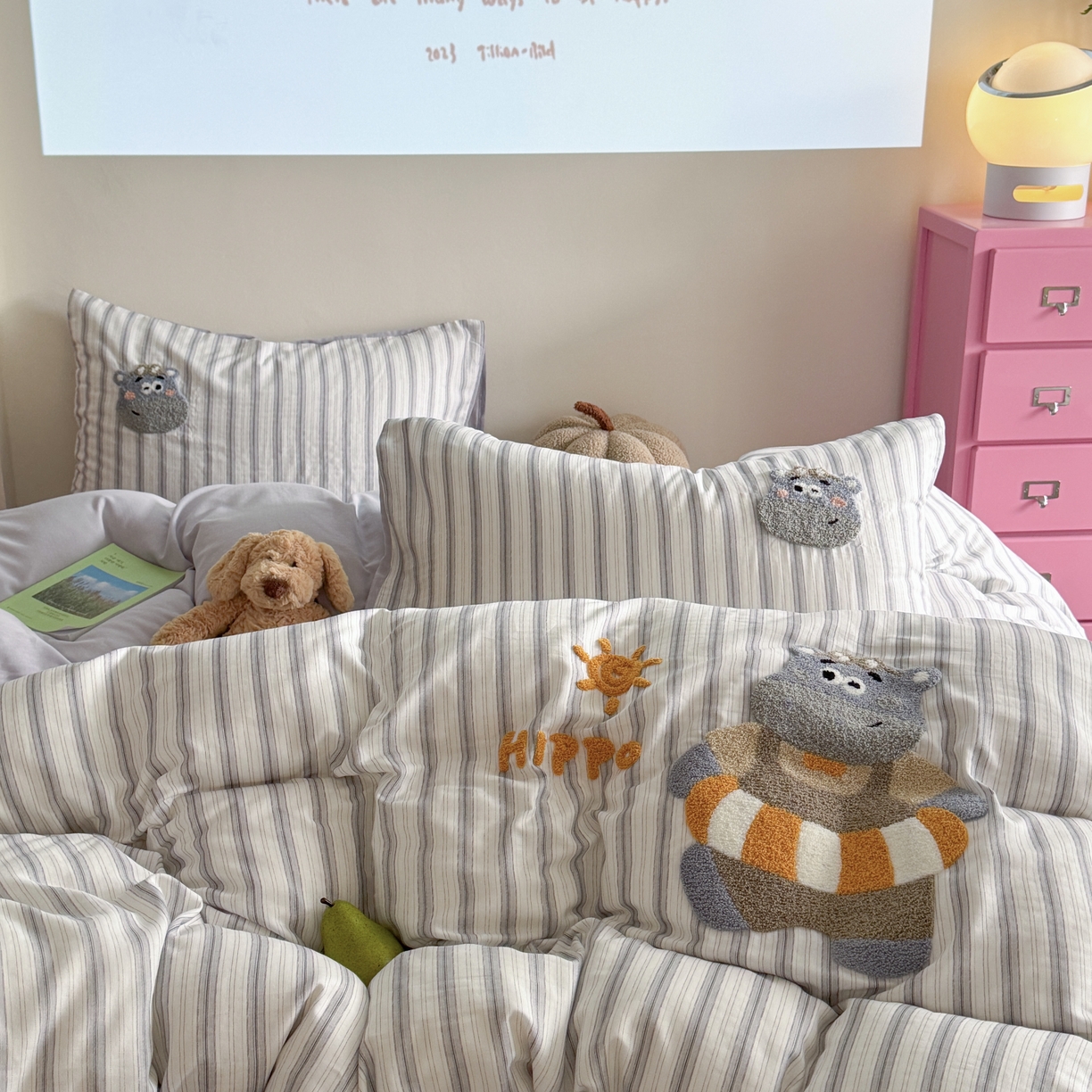 91家纺网 家纺一手货源 找家纺 柚子 2025春夏新款全棉纯棉双层纱毛巾绣四件套 河马