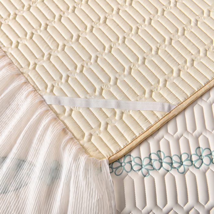 91家纺网 家纺一手货源 找家纺 炫拼家纺 2025新款凉感丝印花床裙款乳胶凉席三件套 蓝铃花