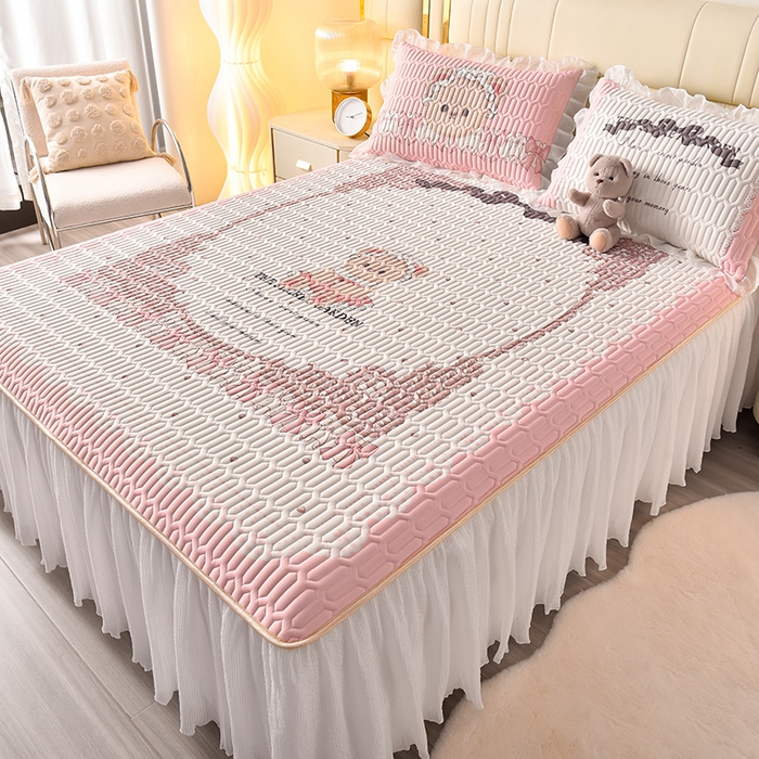 91家纺网 家纺一手货源 找家纺 炫拼家纺 2025新款凉感丝印花床裙款乳胶凉席三件套 爱丽丝小熊