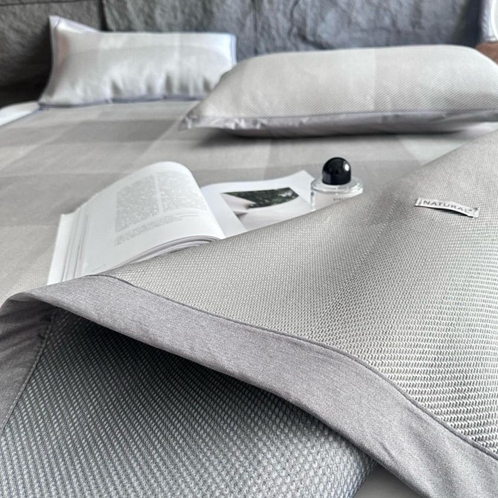 91家纺网 家纺一手货源 找家纺 美丽坊 2025新款轻奢三明治冰藤抗菌凉席三件套 绅士灰