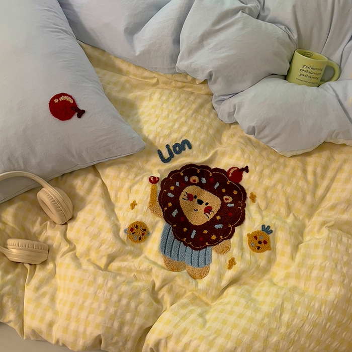 91家纺网 家纺一手货源 找家纺 2025新款专版高克重超萌卡通格子双拼毛巾绣软糯糯水洗棉四件套（场景二） 狮子饼干