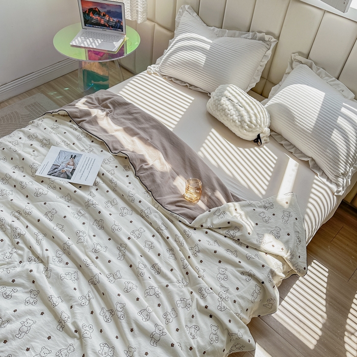 91家纺网 家纺一手货源 找家纺 富艺隆 2025新款A类水洗棉双层纱夏被水洗棉麻空调被直播爆款大豆夏被 小熊院长