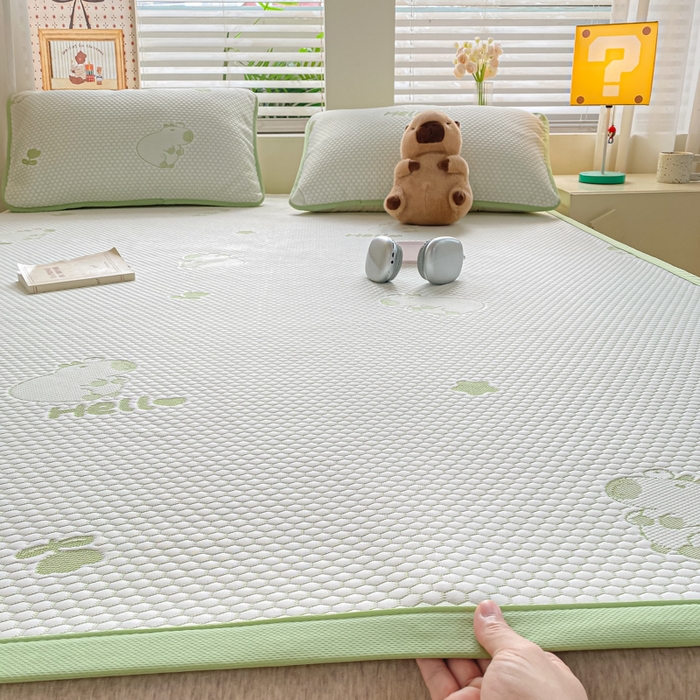 91家纺网 家纺一手货源 找家纺 春寻家纺 2025新款冰豆豆冰丝凉席-卡皮巴拉系列 床单款-卡皮巴拉-绿