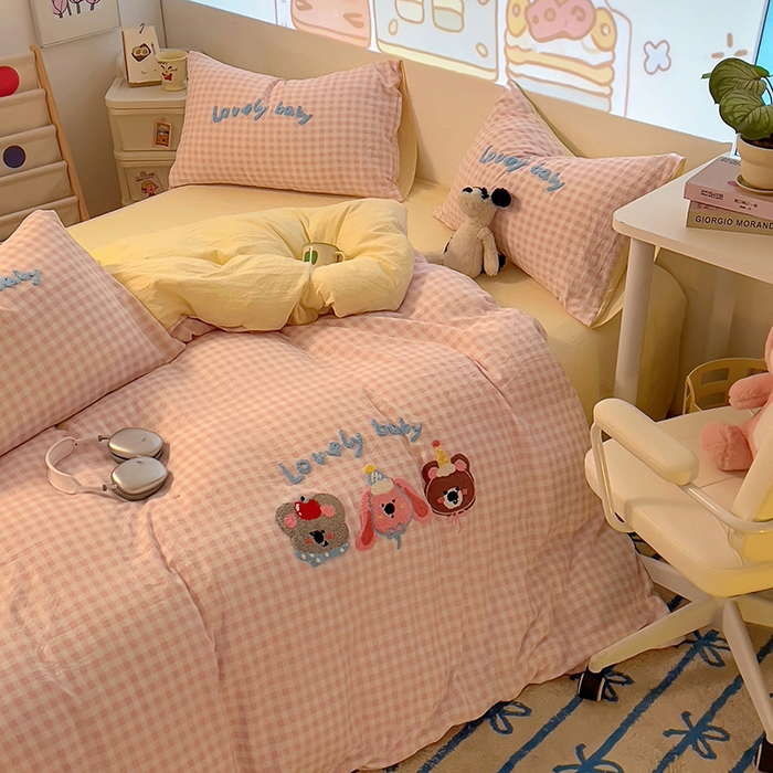 91家纺网 家纺一手货源 找家纺 2025新款专版高克重超萌卡通格子双拼毛巾绣软糯糯水洗棉四件套（场景二） 森林派对