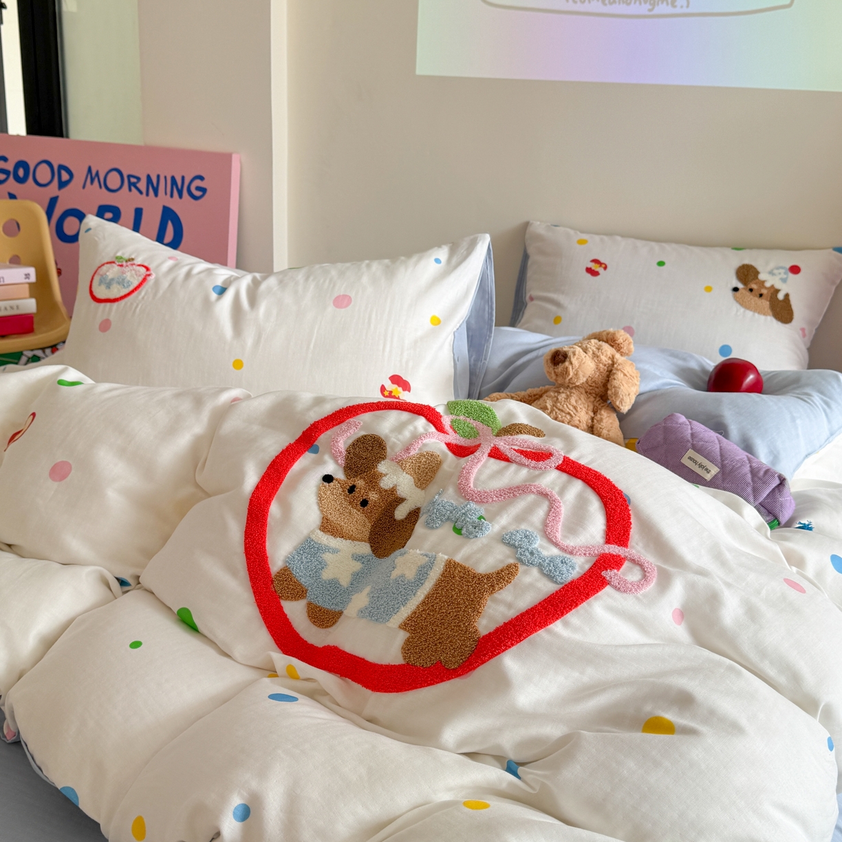 91家纺网 家纺一手货源 找家纺 柚子 2025春夏新款全棉纯棉双层纱毛巾绣四件套 苹果狗