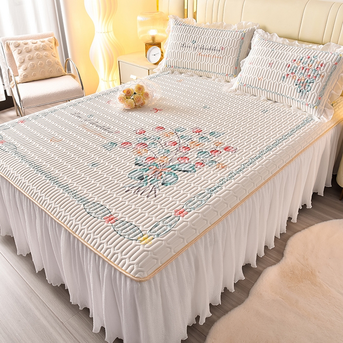 91家纺网 家纺一手货源 找家纺 炫拼家纺 2025新款凉感丝印花床裙款乳胶凉席三件套 蓝铃花