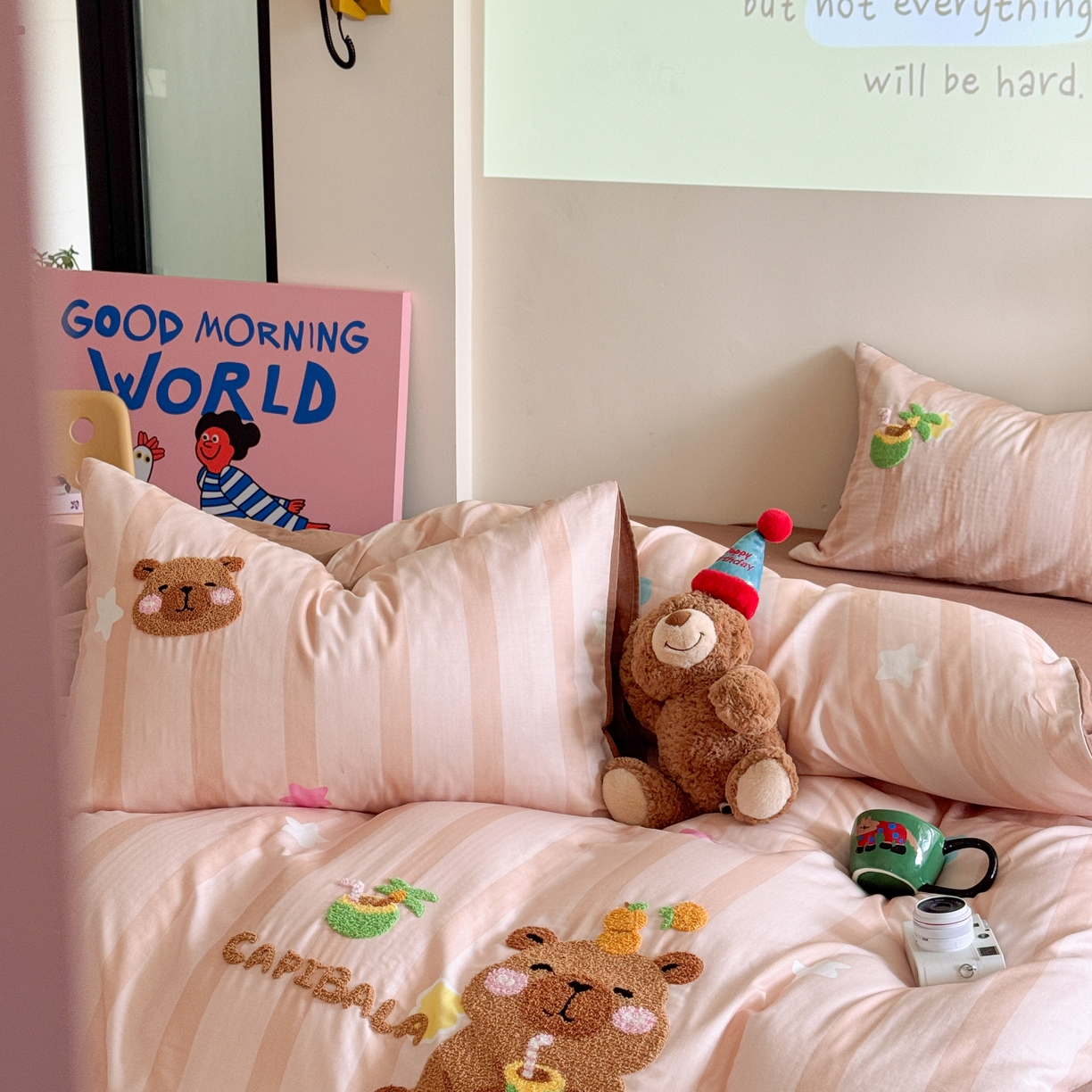 91家纺网 家纺一手货源 找家纺 柚子 2025春夏新款全棉纯棉双层纱毛巾绣四件套 椰子卡皮巴拉