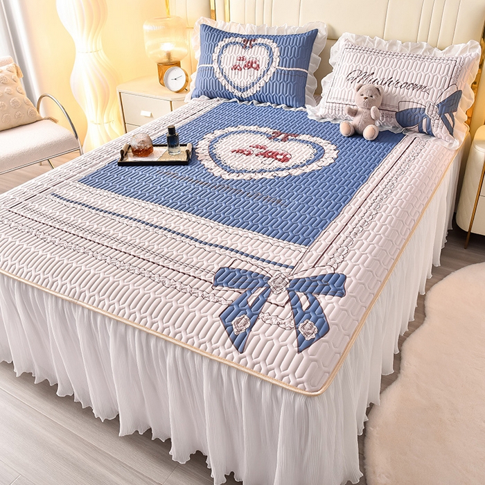 91家纺网 家纺一手货源 找家纺 炫拼家纺 2025新款凉感丝印花床裙款乳胶凉席三件套 倾城之恋