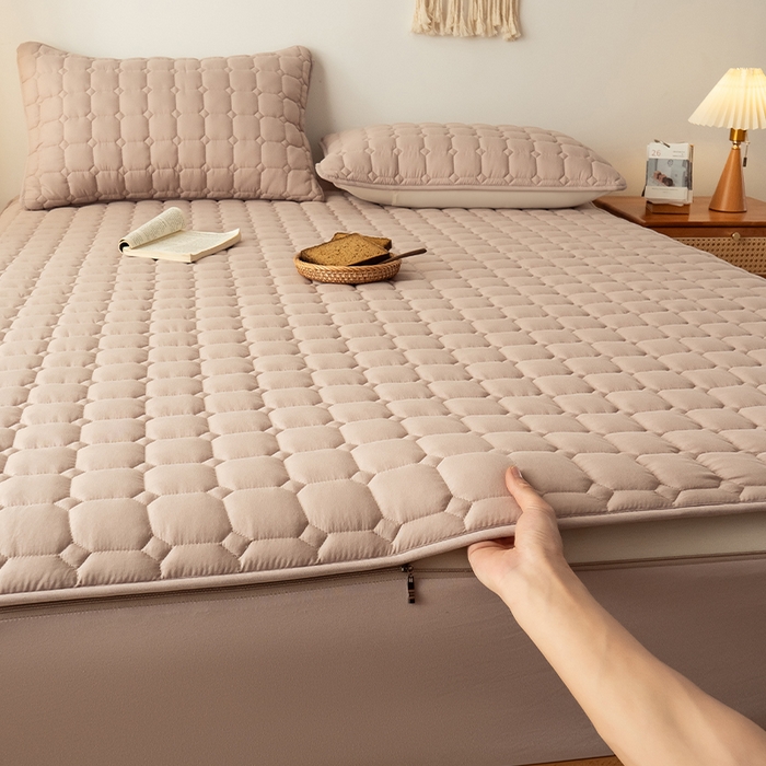 91家纺网 家纺一手货源 找家纺 叠派家纺 2025新款5A抗菌A类夹棉床笠经典款防水款系列 包边款-经典格奶昔驼