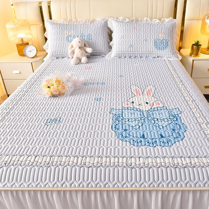 91家纺网 家纺一手货源 找家纺 炫拼家纺 2025新款凉感丝印花床裙款乳胶凉席三件套 芭比兔