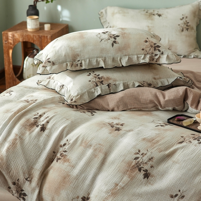 91家纺网 家纺一手货源 找家纺 安莱生活 2025新款全棉精梳棉双层纱绉纱数码印花四件套 云屿间-咖