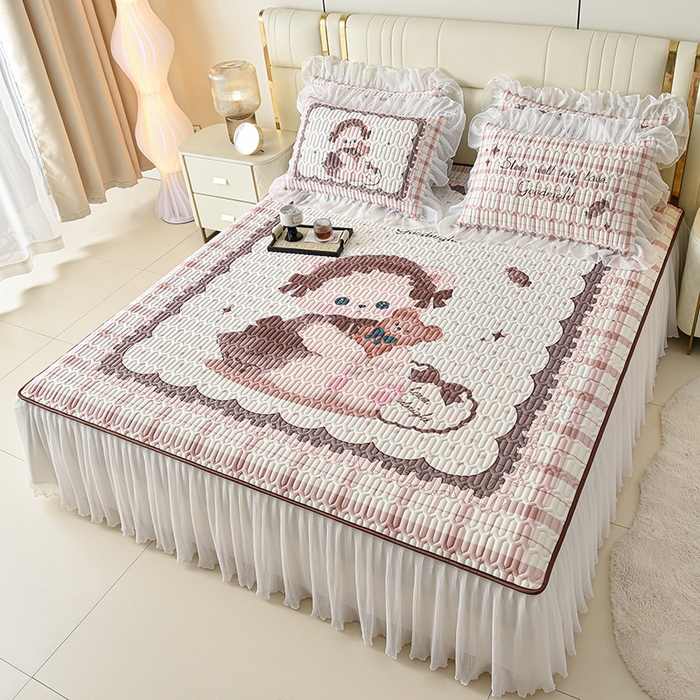 91家纺网 家纺一手货源 找家纺 炫拼家纺 2025新款凉感丝印花床裙款乳胶凉席三件套 可可熊