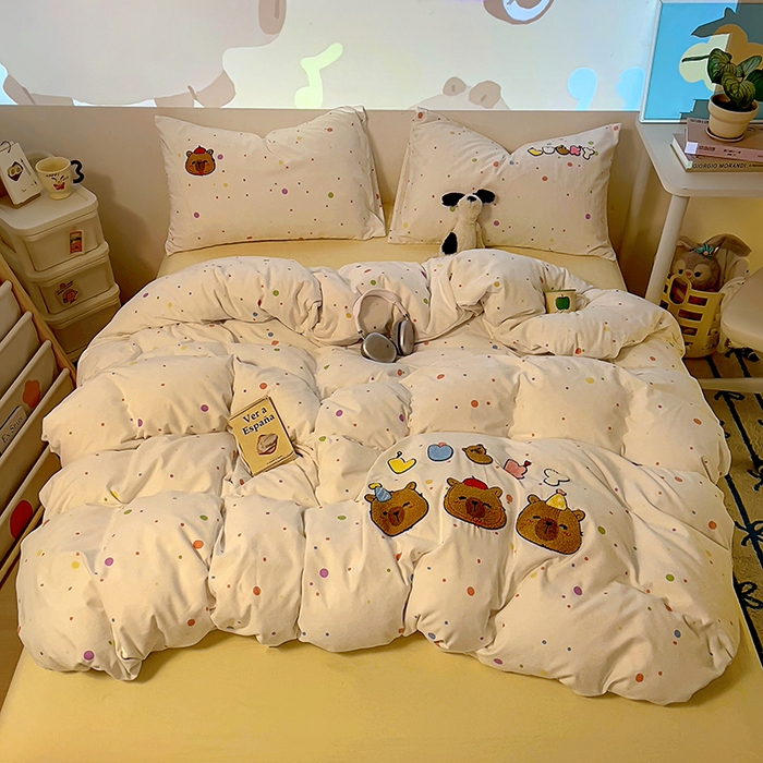 91家纺网 家纺一手货源 找家纺 2025新款专版高克重超萌卡通格子双拼毛巾绣软糯糯水洗棉四件套（场景二） 糖果卡皮巴拉