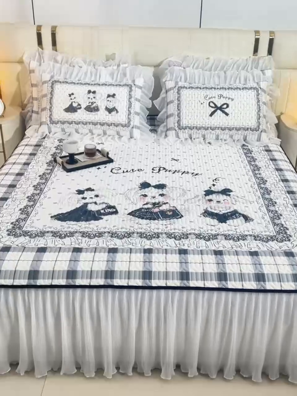 91家纺网 家纺一手货源 找家纺 炫拼家纺 2025新款凉感丝印花床裙款乳胶凉席三件套 玛丽狗