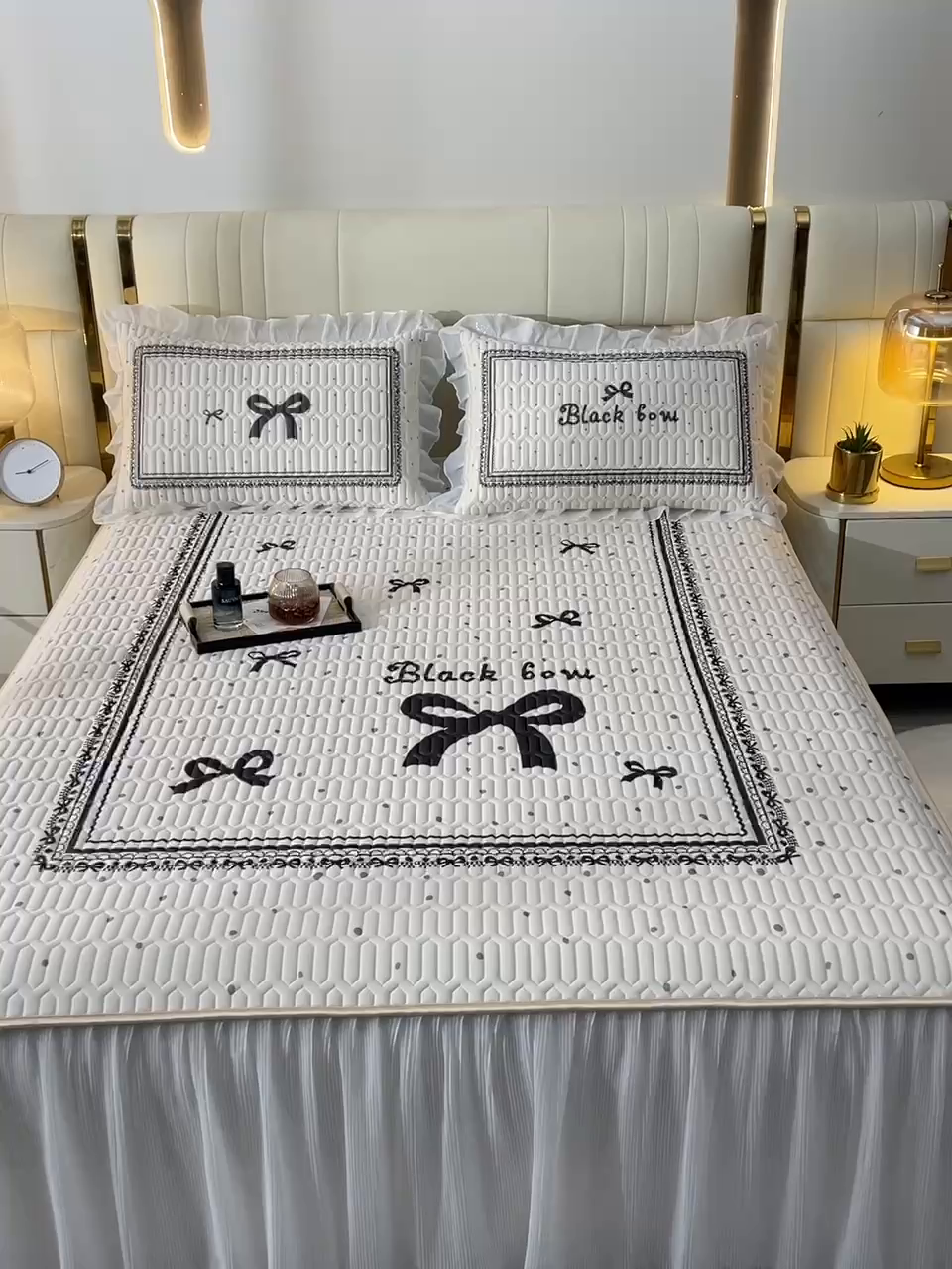 91家纺网 家纺一手货源 找家纺 炫拼家纺 2025新款凉感丝印花床裙款乳胶凉席三件套 可可少女