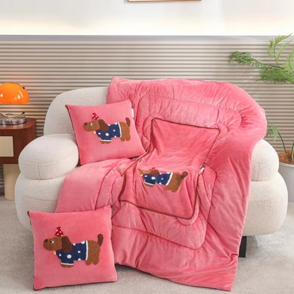 91家纺网 家纺一手货源 找家纺 枕芯真意 2025新款毛巾绣刺绣小狗系列多功能抱枕被--腊肠狗 腊肠狗-胭脂红