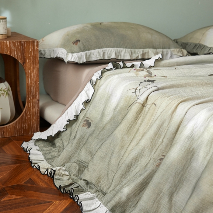 91家纺网 家纺一手货源 找家纺 安莱生活 2025新款全棉精梳棉双层纱绉纱数码印花夏凉被 烟雨江南-绿  夏被