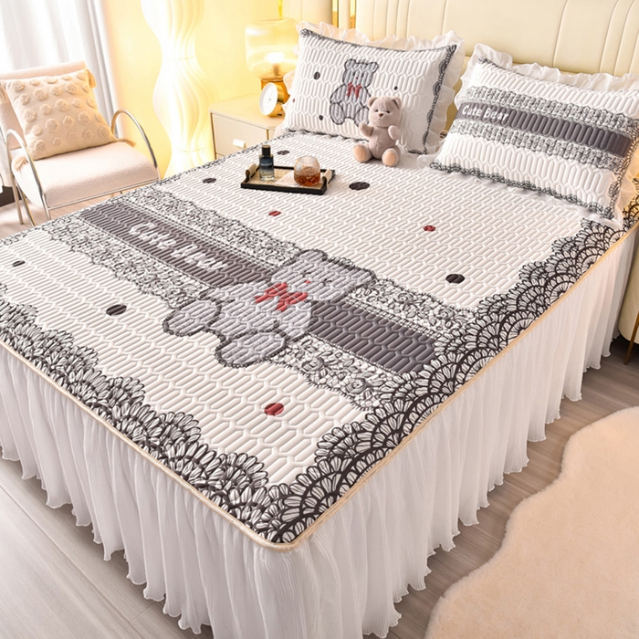 91家纺网 家纺一手货源 找家纺 炫拼家纺 2025新款凉感丝印花床裙款乳胶凉席三件套 黛莎