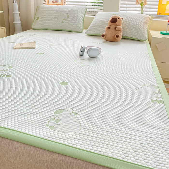 91家纺网 家纺一手货源 找家纺 春寻家纺 2025新款冰豆豆冰丝凉席-卡皮巴拉系列 床单款-卡皮巴拉-绿