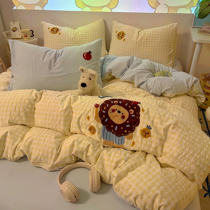 91家纺网 家纺一手货源 找家纺 2025新款专版高克重超萌卡通格子双拼毛巾绣软糯糯水洗棉四件套（场景二） 狮子饼干