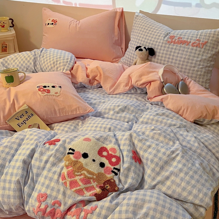91家纺网 家纺一手货源 找家纺 （总）2025新款专版高克重超萌卡通格子双拼毛巾绣软糯糯水洗棉四件套（场景二）