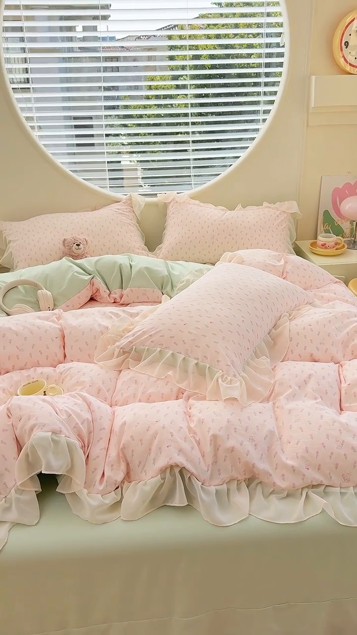 91家纺网 家纺一手货源 找家纺 苏拉家居 2025新款雪纺花边云感提花针织双层纱四件套 粉黛