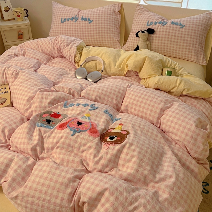 91家纺网 家纺一手货源 找家纺 2025新款专版高克重超萌卡通格子双拼毛巾绣软糯糯水洗棉四件套（场景二） 森林派对