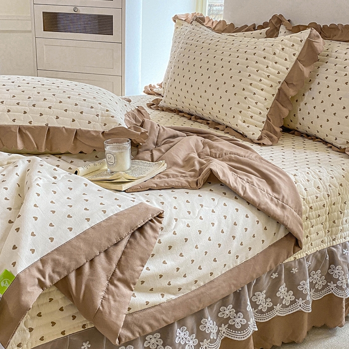 91家纺网 家纺一手货源 找家纺 2025新款直播热款A类针织棉双层纱床盖款夏被四件套 小心心咖